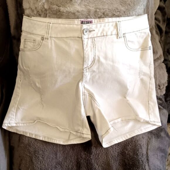 Torrid White distressed denim shorts w/dark stitching sz 20 - Picture 3 of 8